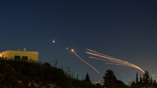 Hezbolá lanza 40 misiles hacia el norte de Israel mientras crece la tensión en la zona