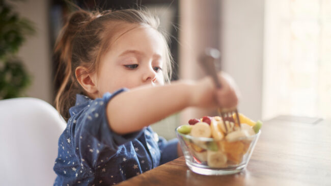 Cómo debe ser una merienda saludable para niños: qué darles de comer por la tarde