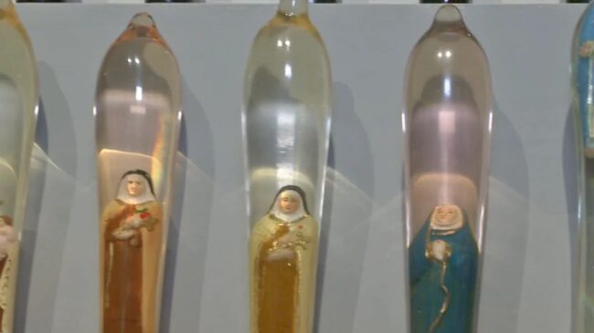 Abogados Cristianos solicita cancelar una muestra con figuras religiosas en preservativos