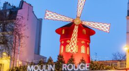 Las aspas del Moulin Rouge de París se desploman de madrugada