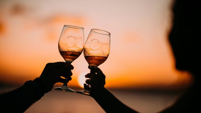 Las parejas que beben juntas alcohol (y la misma cantidad) viven más, según un estudio