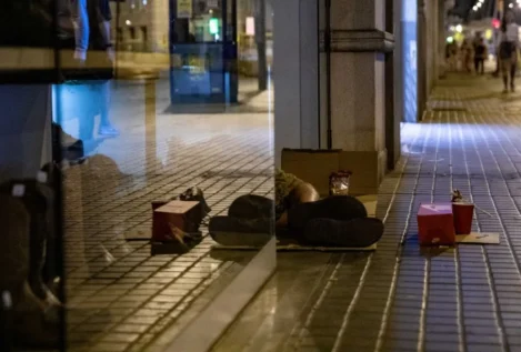 Intentan quemar vivo a un hombre sin hogar en una calle de Valencia