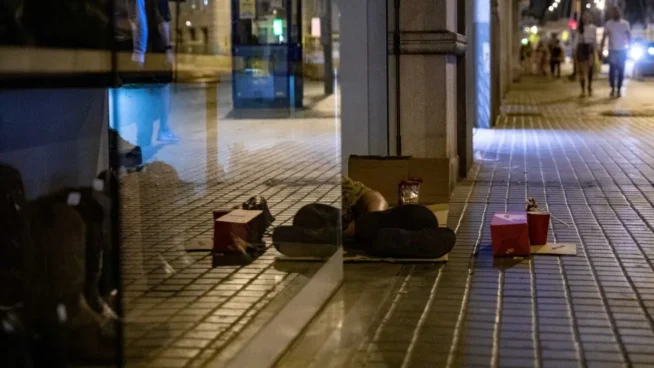 Intentan quemar vivo a un hombre sin hogar en una calle de Valencia