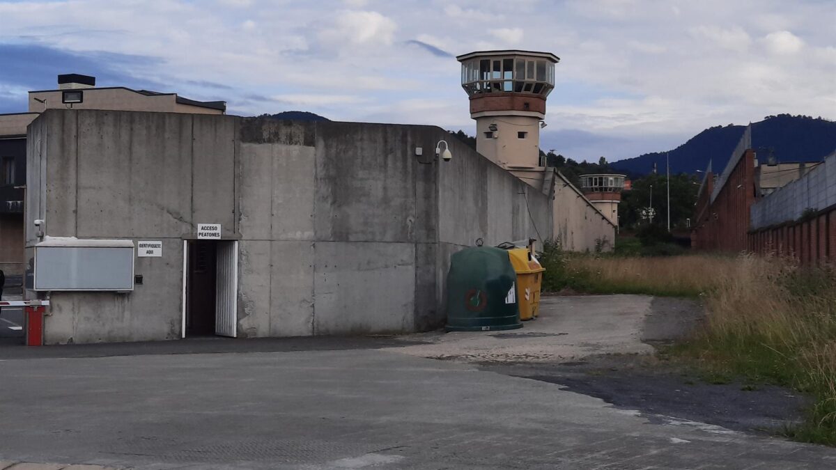 El Defensor alerta del déficit de personal en las prisiones vascas tras el traslado de los etarras
