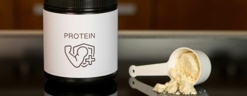 Proteína en polvo para adelgazar: cómo funciona, cuál es mejor y qué tener en cuenta