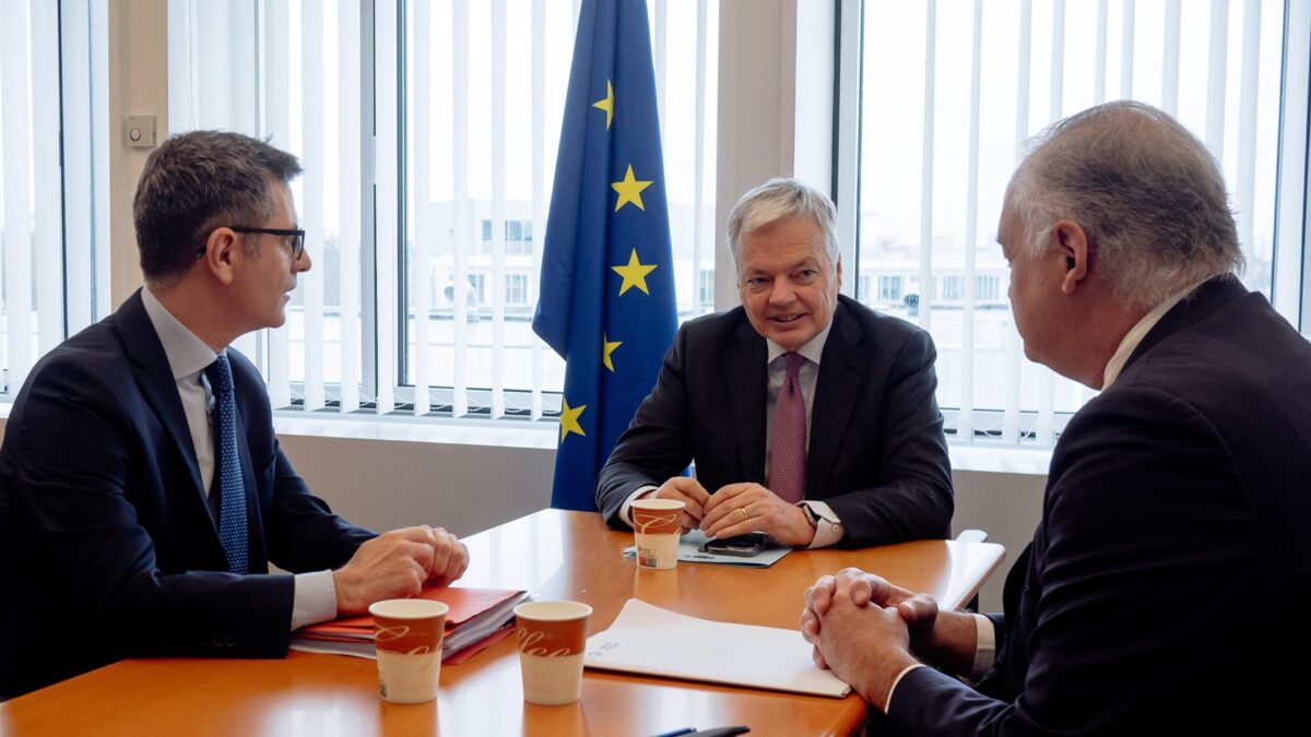 Reynders adelanta su excedencia en Bruselas y deja en el aire la mediación del Poder Judicial