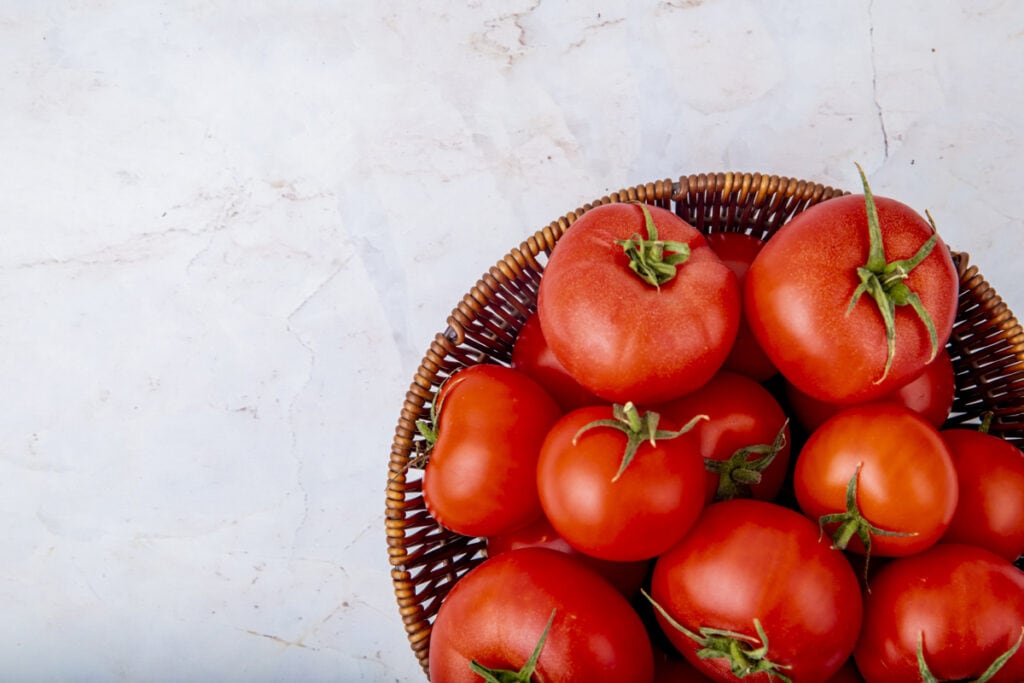 Los tomates pueden ser responsables del hinchazón de las rodillas. (Fuente: Freepik/stocking)