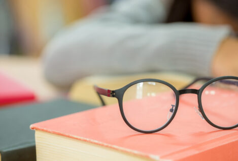 Usar gafas se relaciona con tener mayores ingresos: sociología de la salud visual