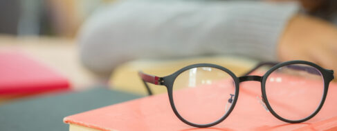 Usar gafas se relaciona con tener mayores ingresos: sociología de la salud visual