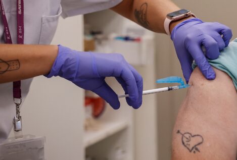 El Gobierno desvela que el 30% de los fallecidos por covid estaban vacunados