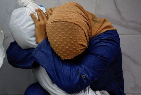 'Una mujer palestina abraza el cuerpo de su sobrina', ganadora del World Press Photo 2024