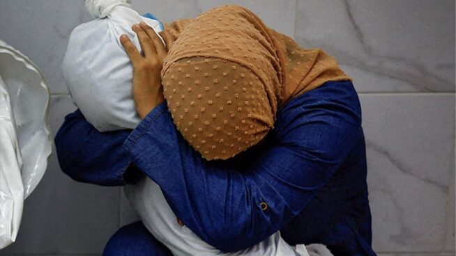 'Una mujer palestina abraza el cuerpo de su sobrina', ganadora del World Press Photo 2024