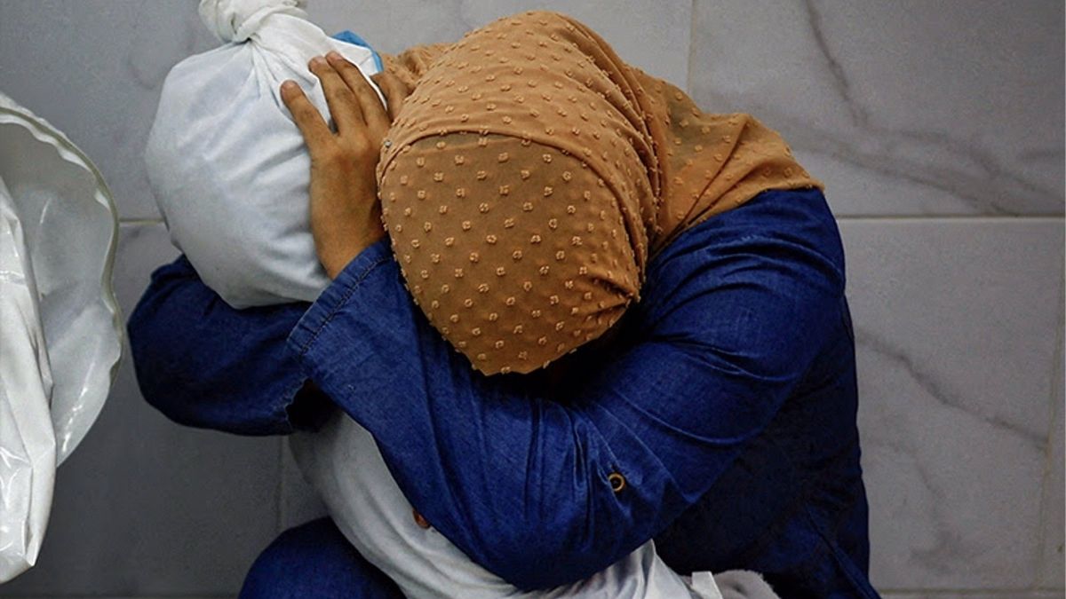 ‘Una mujer palestina abraza el cuerpo de su sobrina’, ganadora del World Press Photo 2024