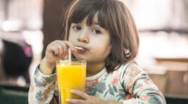 La letra pequeña de los zumos de frutas que damos a los niños: qué hay detrás de ellos