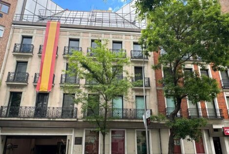 Sánchez se 'españoliza' y Ferraz cuelga una gran bandera de España