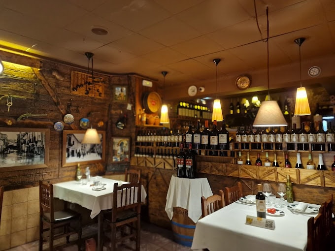 Interior del Restaurant El Brot d'All i Oli, Cornellá de Llobregat. 
MJ