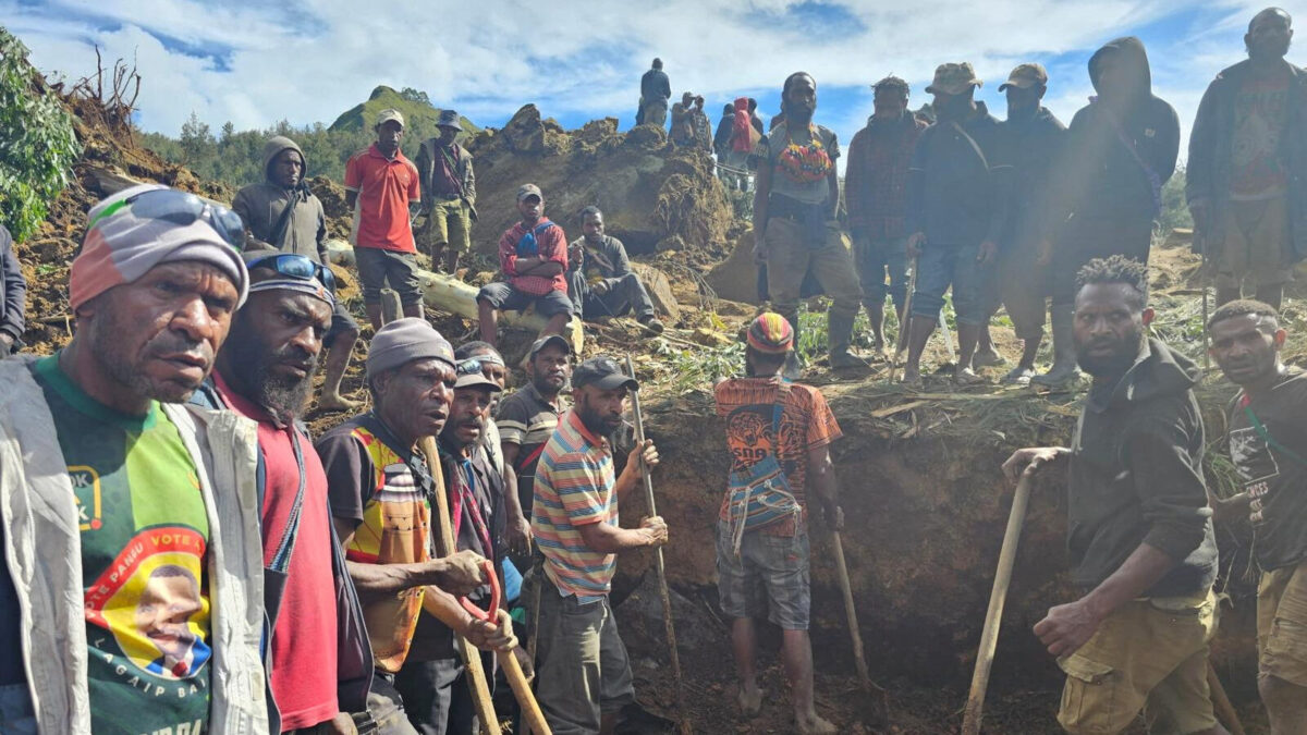 Al menos 300 personas quedan enterradas por una avalancha de tierra en Papúa Nueva Guinea