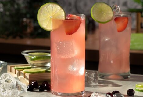 Esta limonada de granada con agua de rosas es la más original y dulce para los meses de verano