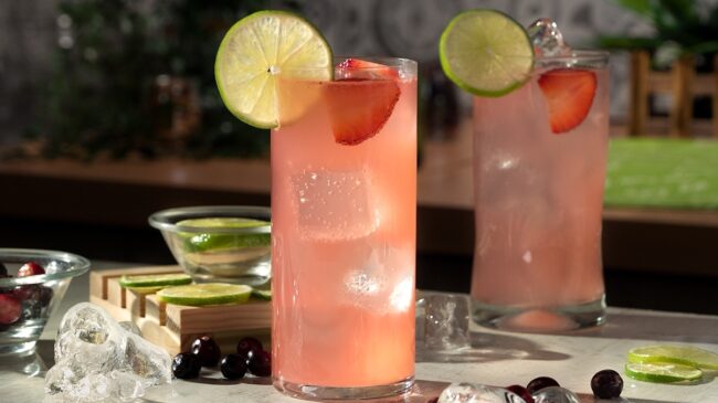 Esta limonada de granada con agua de rosas es la más original y dulce para los meses de verano