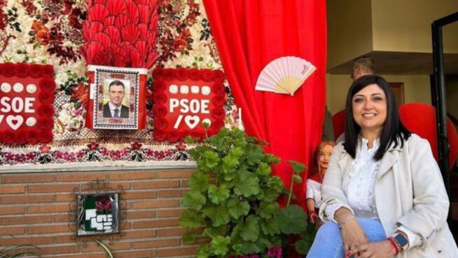 El PSOE dedica un altar a Pedro Sánchez en un pueblo de Granada en el día de la Cruz