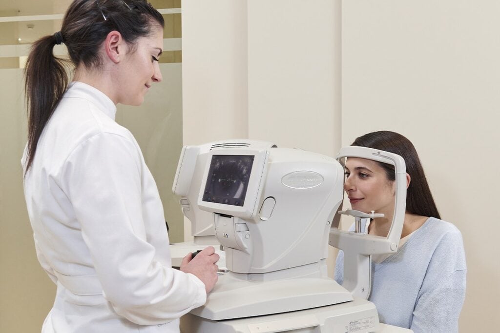 Mujer junto a oftalmóloga de Clínica Baviera 