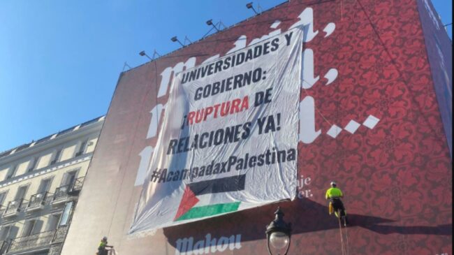 La acampada de Madrid por Palestina cuelga una pancarta en Sol: «Ruptura de relaciones ya»