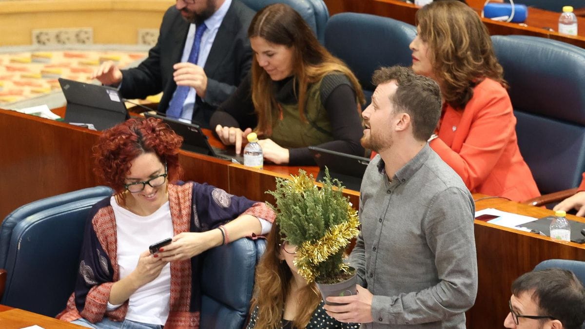 La Asamblea de Madrid sanciona con 18 días sin sueldo al diputado que simuló disparar a Ayuso