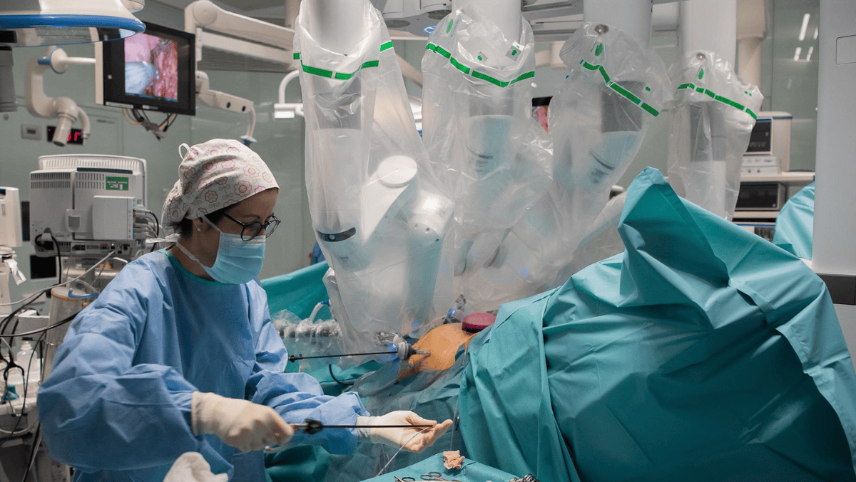 El Clínic de Barcelona, primer hospital de España en hacer 200 trasplantes robóticos de riñón