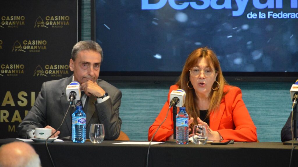 Soraya Rodríguez (Izquierda Española) con el presidente de la Asociación de Profesionales de Radio y Televisión de Madrid, Juan Ignacio Ocaña / Autora: Maria Pita