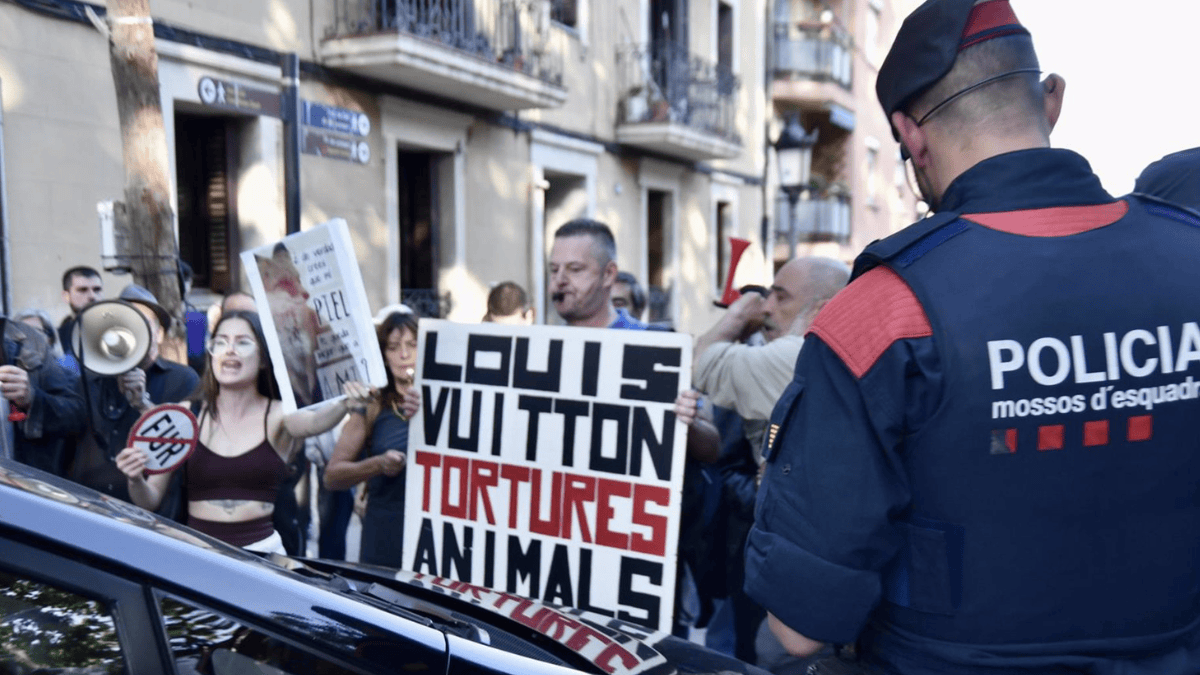 Unos cien vecinos del Park Güell de Barcelona se manifiestan contra el desfile de Louis Vuitton