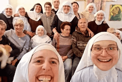 El enigma de las monjas 'rebeldes': su cisma con el Vaticano y quién es el obispo que las acoge