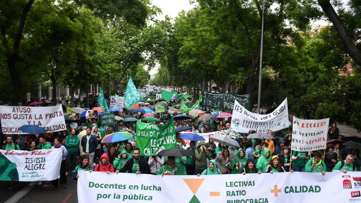 Miles de personas se manifiestan en Madrid en defensa de la educación pública
