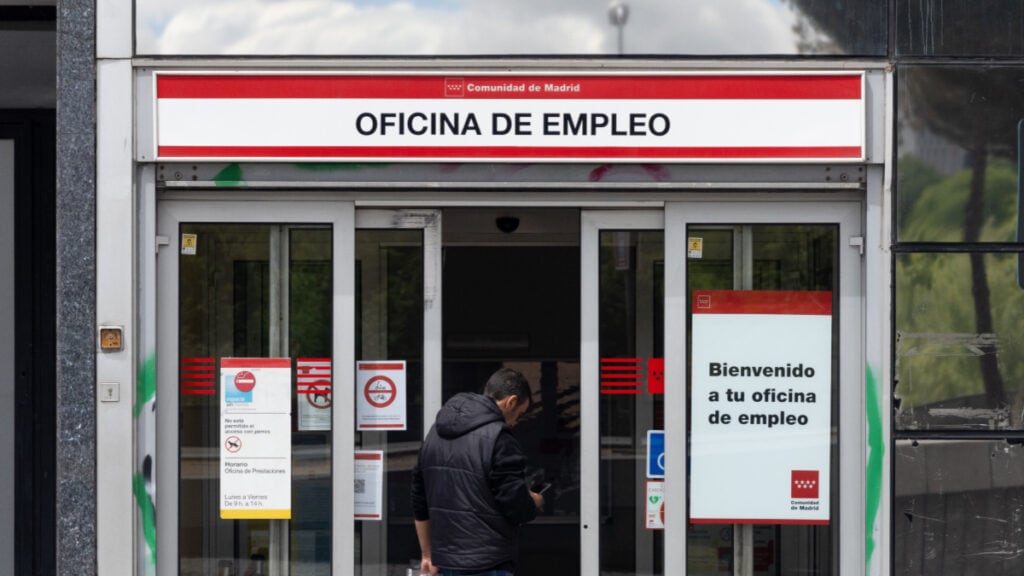 Una persona entra a una oficina del SEPE, a 6 de mayo de 2024, en Madrid (España).