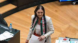 Reyes Maroto acude al pleno del Ayuntamiento de Madrid con una bufanda de Palestina