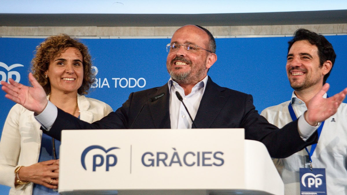 El candidato del PP, Alejandro Fernández, celebra que el PP «ha vuelto y con más fuerza que nunca»