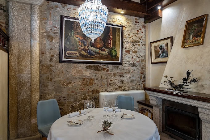 Interior del restaurante La Cuina de Can Simon, Tossa de Mar, Gerona. 
Rost Kutuzov