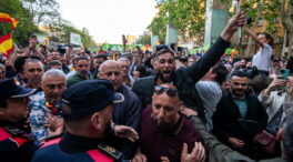 Abascal se encara a unos manifestantes en un mitin de campaña de Vox en Reus (Tarragona)