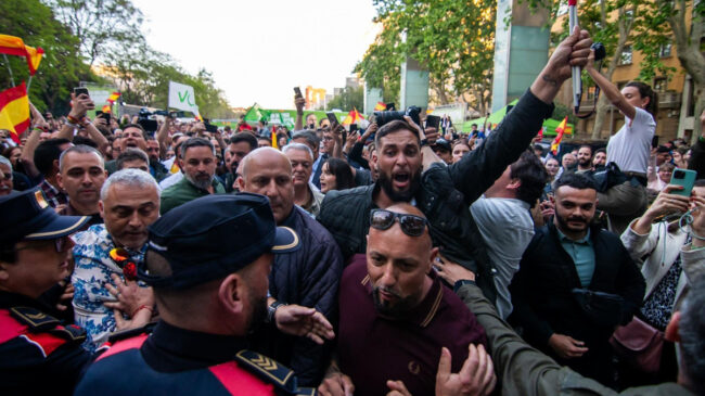 Abascal se encara a unos manifestantes en un mitin de campaña de Vox en Reus (Tarragona)
