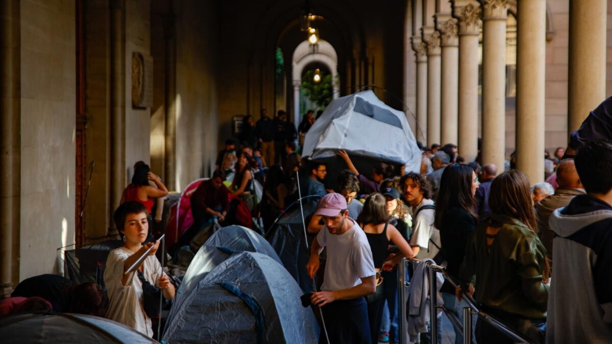 La acampada por Palestina en Barcelona continúa ante el «chantaje» del Rectorado