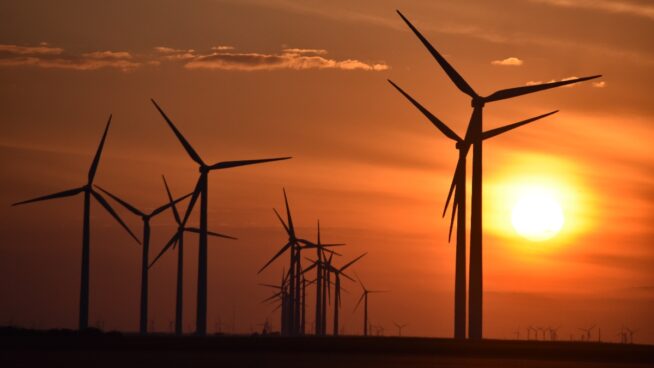 El Gobierno presume de ahorrarse 7.500 millones en los laudos por las renovables