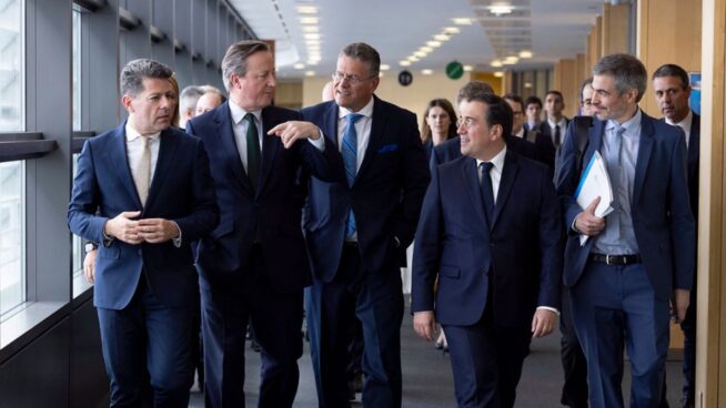 Albares y Cameron se citan otra vez en Bruselas para intentar cerrar el acuerdo de Gibraltar