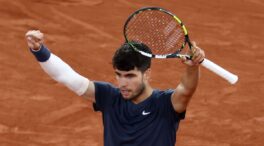 Carlos Alcaraz repite semifinal en Roland Garros tras arrollar a Tsitsipas