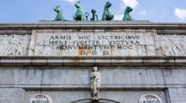 Víctimas de Franco piden a Sánchez iniciar la «regeneración» retirando el Arco de la Victoria