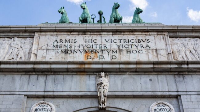 Víctimas de Franco piden a Sánchez iniciar la «regeneración» retirando el Arco de la Victoria