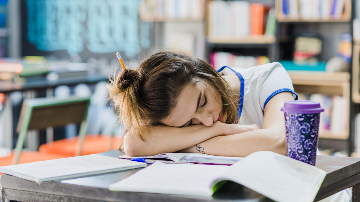 Dormir menos de ocho horas perjudica el aprendizaje de los estudiantes de 15 años