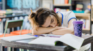 Dormir menos de ocho horas perjudica el aprendizaje de los estudiantes de 15 años