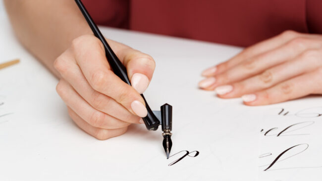 Caligrafía: los beneficios para tu salud integral que conlleva volver a escribir a mano