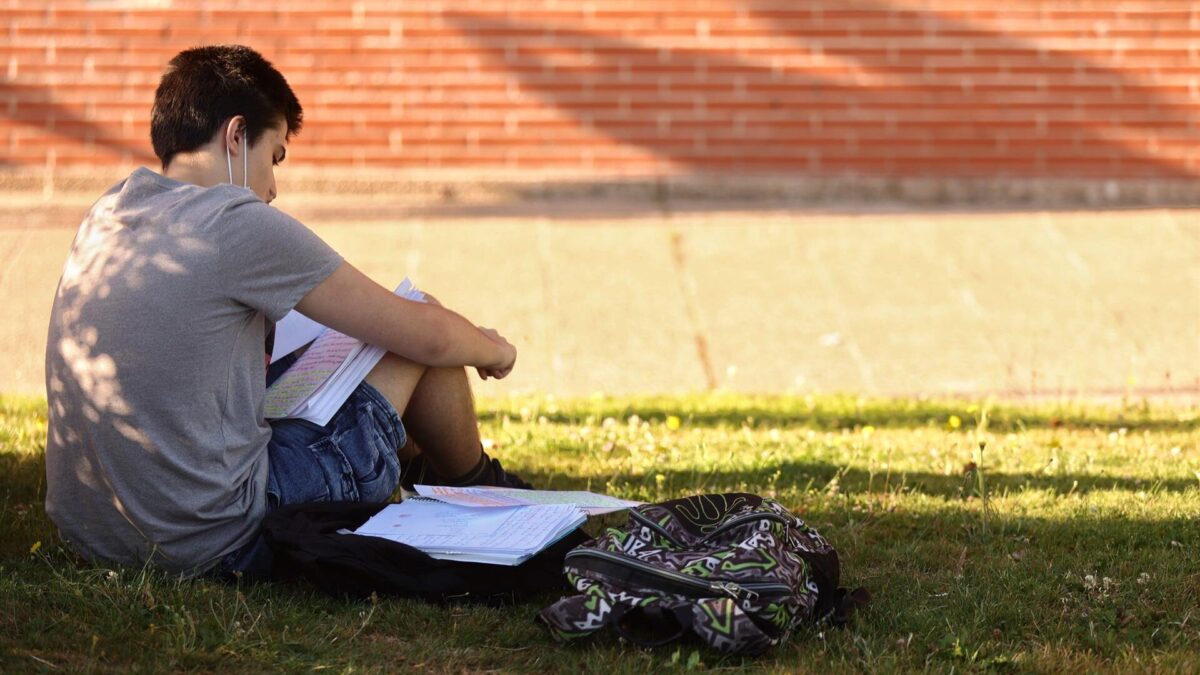 Los jóvenes que estudian y trabajan superan el millón tras duplicarse en una década