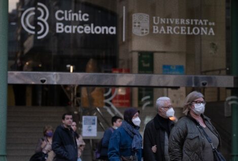 La Generalitat no logra imponer el catalán en los hospitales: la mitad de los médicos no lo usa