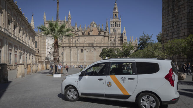 Los taxistas de Sevilla reclaman más protección tras el disparo a uno de ellos